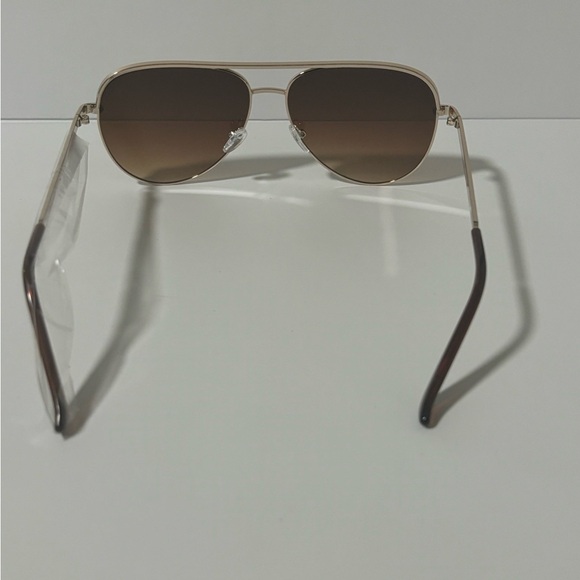 Chic Gold Aviator Sunglasses with Dark Lenses - Picture 4 of 4
